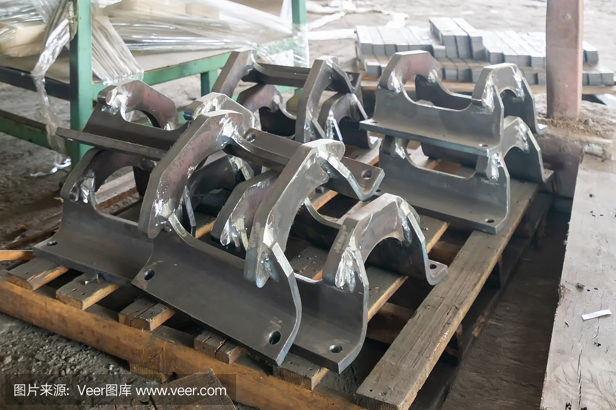 钢零件经焊接后装配在工厂的木调色板上